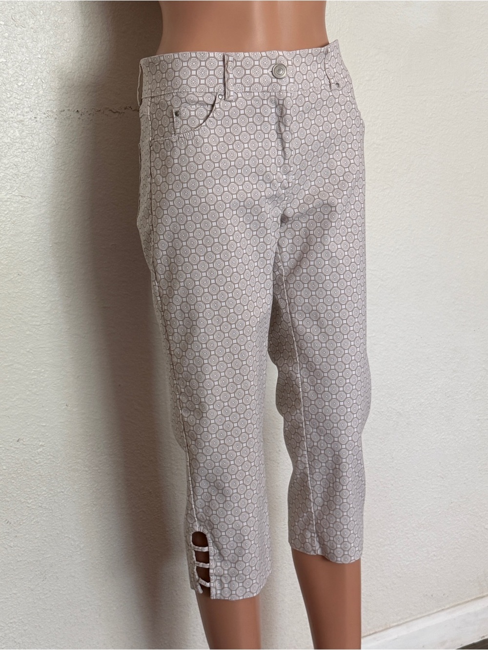 Verve Blues White & Tan Circle Print Capris Sz 8